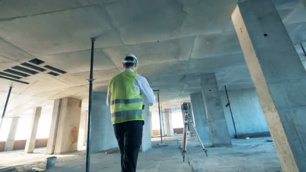 Ingeniero masculino trabajando en la obra, de cerca . — Vídeo de stock