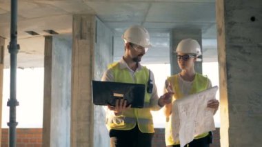 İşçiler bir binada yürümek, bir laptop arıyorum, yakın çekim.