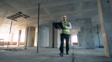 Alt türleri bir binada yürürken bir dizüstü bilgisayarda yakın çekim.