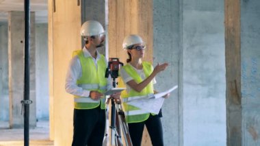 Mühendisleri bir projeyi tartışmak, bir sitede ayakta, yakın çekim.