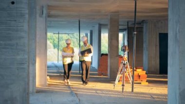 Kadın ve adam ile bir bina planı işe yürüme, yakın iken.