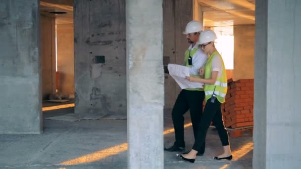 Homme Femme Parlent Tout Travaillant Avec Plan Directeur — Video