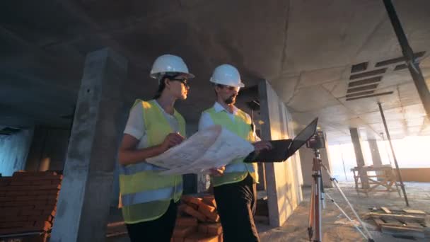 Ingenieros entran en un edificio, discuten un proyecto, se acercan . — Vídeo de stock