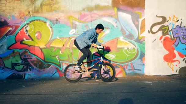 Jeden cyklista skoky na Bmx ve skateparku, pomalý pohyb. — Stock video