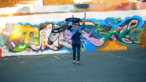 Ein Radfahrer fällt ein Fahrrad auf den Boden, Zeitlupe. — Stockvideo