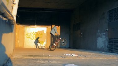 Motorcu bir binada atlar stunts, ağır çekim yapıyor.