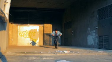 Bir genç hileci bir bisiklet, yavaş hareket etmez.