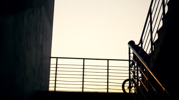 Cycliste sautant près de l'escalier, au ralenti . — Video