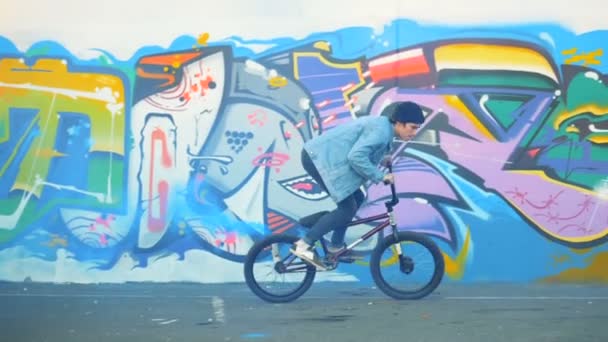 Jeune motard sautant sur vélo BMX, au ralenti . — Video