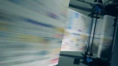 Modern bir baskı makinesinde yapılan hızlı yazdırma işlemi Dergisi