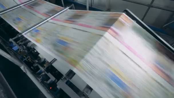 Цветная бумага движется через печатный станок на высокой скорости — стоковое видео