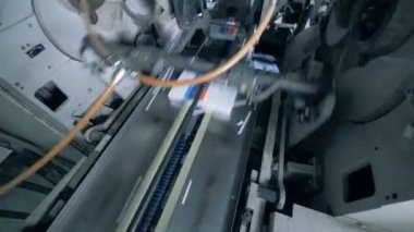 Basılı dergi endüstriyel konveyör hareket ediyor