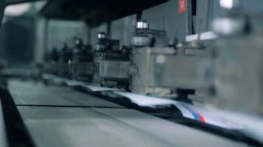 Fabrika mekanizması kağıt kapaklı yavaş yavaş hareket ediyor