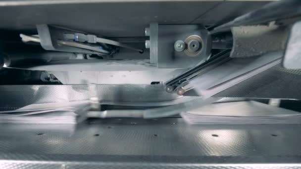 Industriemaschine gibt bedrucktes Papier aus — Stockvideo