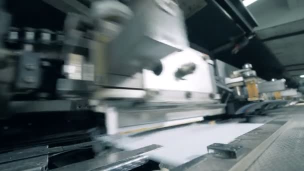 Εικονογραφημένα σελίδες να πάρει μετακινούνται από ένα εργοστάσιο τύπου χαρτιού — Αρχείο Βίντεο