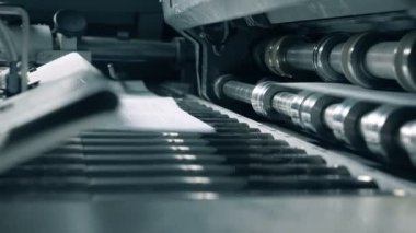 Kağıt sayfaları verme mekanizması inişli çıkışlı yakın