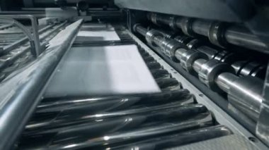 Konveyör bant ve kağıt sayfalar hareket haddeleme