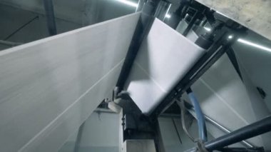 Büyük beyaz kağıt parçası endüstriyel mekanizması ile haddeleme