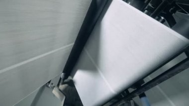 Fabrika makinelere hareketli sağlam kağıt parçasının alttan görünüm