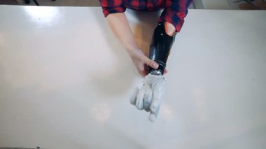 Robot bir el kadın sahibi tarafından sökülmüş