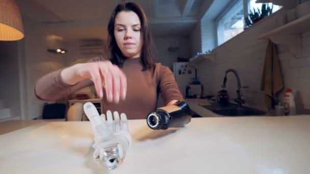 Юная леди собирает свою протезную руку — стоковое видео
