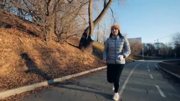 En plein air séance de jogging d'une fille avec une main robotique — Video