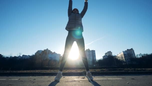 有机器人手臂的年轻女士正在户外做运动 — 图库视频影像