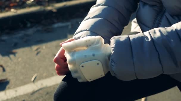 Acercamiento de un brazo biónico de mujer mientras se estira — Vídeos de Stock