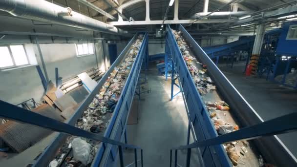 Beaucoup de déchets vont sur deux convoyeurs, vue de dessus .