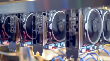 Bir sürü bitcoin madenciler raflar üzerinde kurmak. Cryptocurrency madencilik. Bitcoin kavramı.