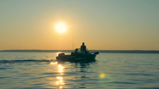 ボートに乗って漁師をクローズ アップ. — ストック動画