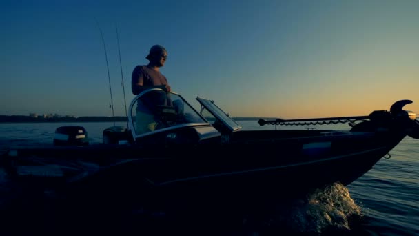 En person som rider en motorbåt på en sjö, närbild. — Stockvideo