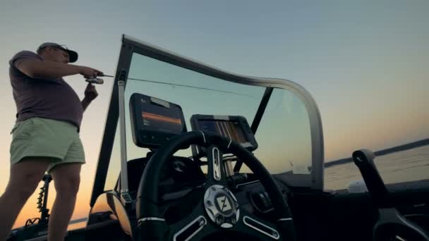 Pescador en un barco moderno, vista de fondo . — Vídeos de Stock