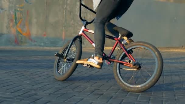 Adolescente fazendo truques em uma bicicleta BMX, câmera lenta . — Vídeo de Stock