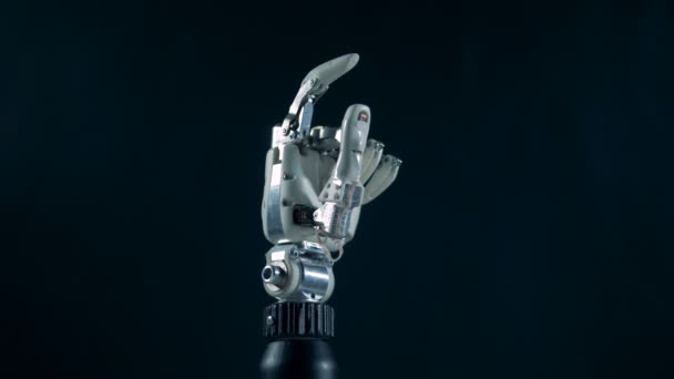 Бионическая рука работает автоматически, крупным планом . — стоковое видео