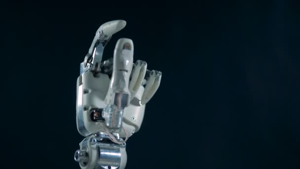 Protesi robotica piegando le dita, da vicino . — Video Stock