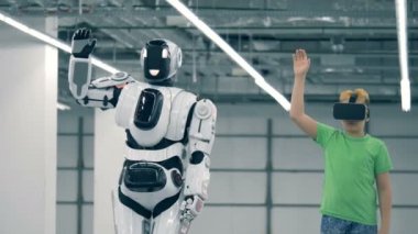 Küçük çocuk ve robot silah taşıma.