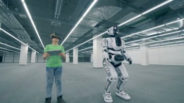 Bir çocuk Vr bardaklarda tablet robot kontrol, yakın çekim için kullanır.