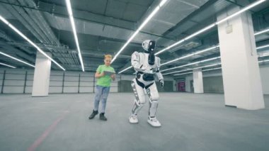 Bir çocuk bir robot yürüme, yakın saatler.