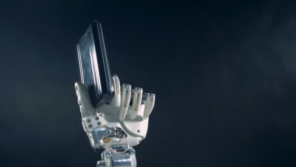 En person tar en telefon ur en bionic hand, närbild. — Stockvideo