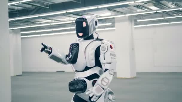 Λευκό droid, φουτουριστικό ρομπότ που χορεύουν. Φουτουριστικό ρομπότ humanoid. — Αρχείο Βίντεο