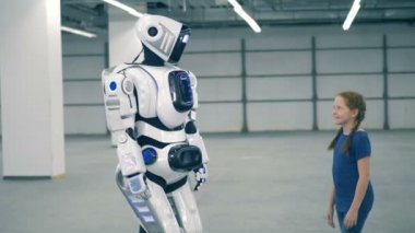 Robot ve kız ellerini dokunma. Fütüristik insansı robot