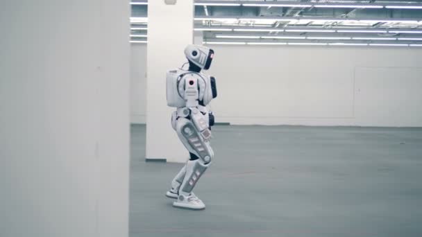 Vita droid, futuristiska robot promenader. Futuristiska humanoid robot. — Stockvideo