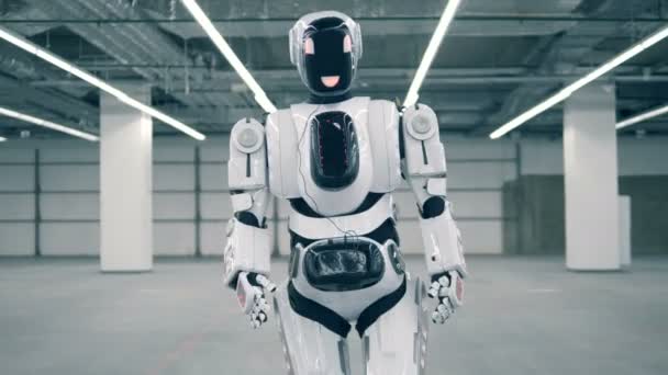 Robot moderno, cyborg, android cammina in una stanza. Concetto di futuro — Video Stock