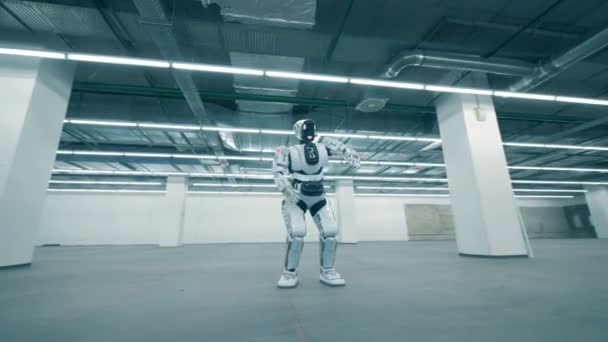 Robot blanco bailando solo, de cerca . — Vídeo de stock