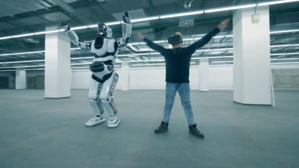 Jeden chlapec v Vr brýle a cyborg pohyblivých ramenech. Koncept budoucnosti. — Stock video