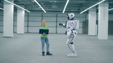 Çocuk cyborg dizüstü bilgisayar kullanırken denetler. Gelecek kavramı.