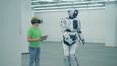 Bir çocuk Vr gözlük denetimleri robot, yakın çekim.