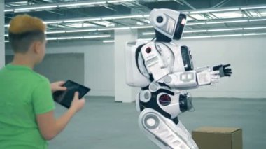 Robot bir çocuk tarafından kontrollü bir kutu alır. Gelecek kavramı.