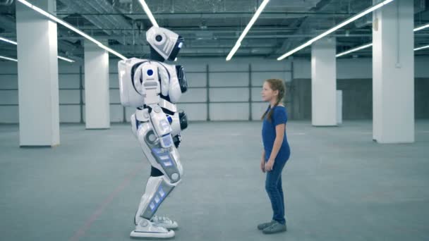 Concepto de futuro. Robot blanco y chica tocando las manos, vista lateral . — Vídeos de Stock